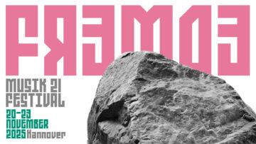 Der Schriftzug "Fremde" in großen, rosa-farbenen Buchstaben, ein grauer Stein, und der Text: Musik 21 Festival, 20-23. November, Hannover