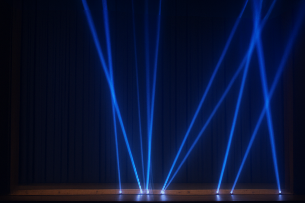 Blaue Laserstrahlen vor schwarzem Hintergrund