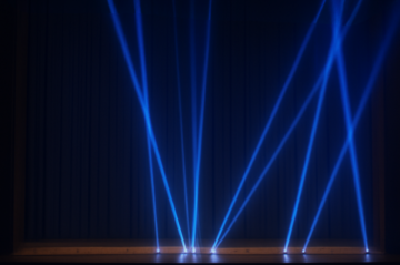 Blaue Laserstrahlen vor schwarzem Hintergrund