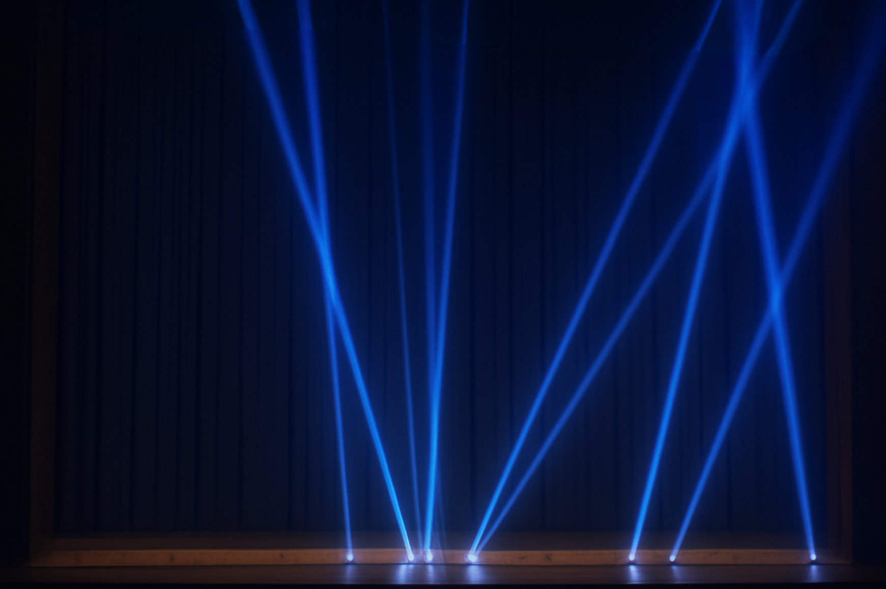 Blaue Laserstrahlen vor schwarzem Hintergrund