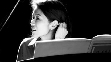 Schwarz-weiß Foto der Komponistin Eun-Hwa Cho am Klavier