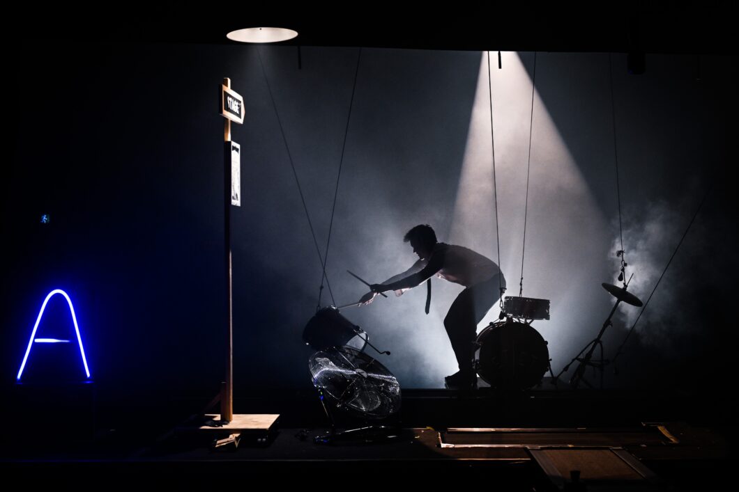 Schattenriss einer Person an Perkussionsinstrumenten. Es ist Brian Archinal