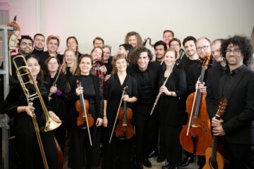 Ein Orchester mit klassischen Instrumenten in der Hand, es ist das asambura ensemble.