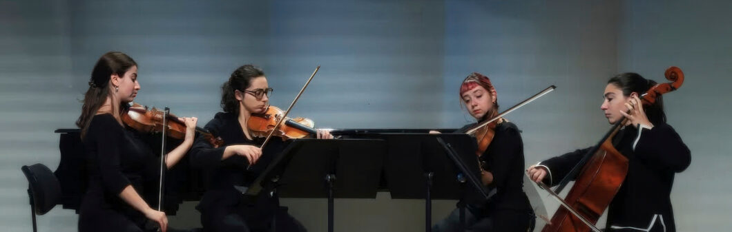 Vier junge Frauen mit klassischen Instrumenten, es ist das Quartetto Alioth bestehend aus Matilde Urbani (Geige), Sofia Morano (Geige), Anna Avilia (Bratsche) und Margherita Pasquini (Cello)