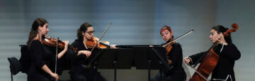 Vier junge Frauen mit klassischen Instrumenten, es ist das Quartetto Alioth bestehend aus Matilde Urbani (Geige), Sofia Morano (Geige), Anna Avilia (Bratsche) und Margherita Pasquini (Cello)