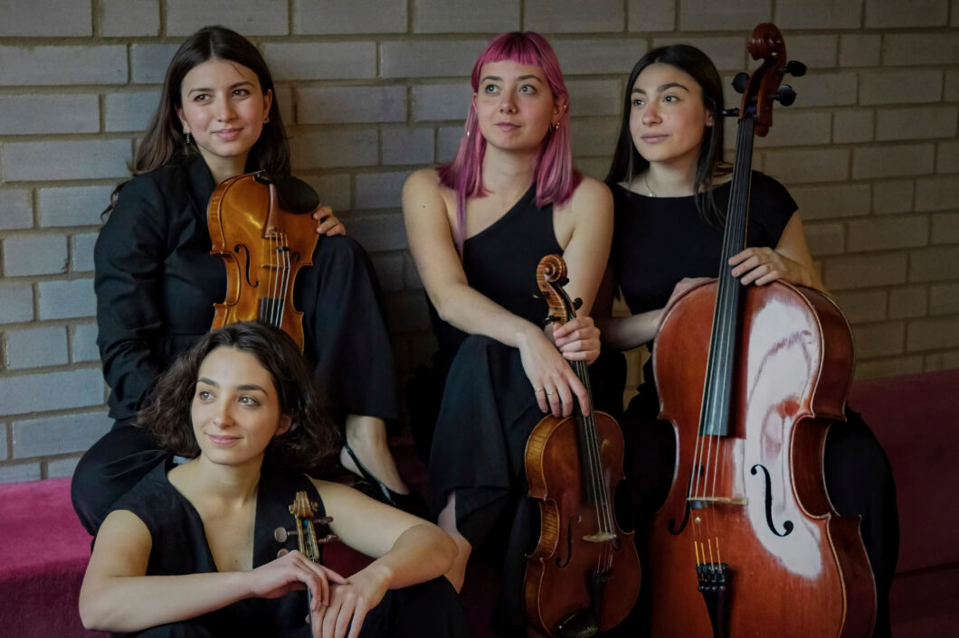 Vier junge Frauen mit klassischen Instrumenten, es ist das Quartetto Alioth bestehend aus Matilde Urbani (Geige), Sofia Morano (Geige), Anna Avilia (Bratsche) und Margherita Pasquini (Cello)