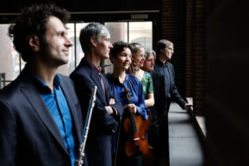 Mehrere Menschen mit klassischen Instrumenten, es ist Das Neue Ensemble aus Hannover