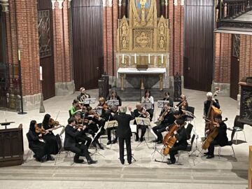 Ein Kammerorchester spielt in einer Kirche; es ist das Kammerorchester Hannover.
