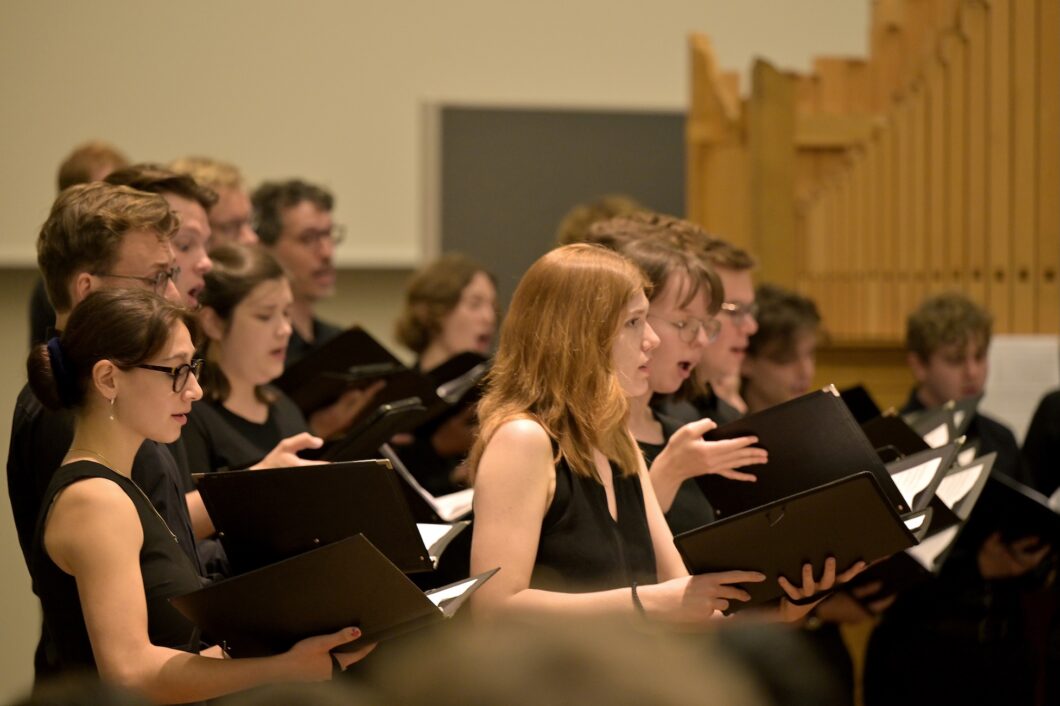 Eine Gruppe junger Menschen, singend. Es ist der Kammerchor der Universität Göttingen.