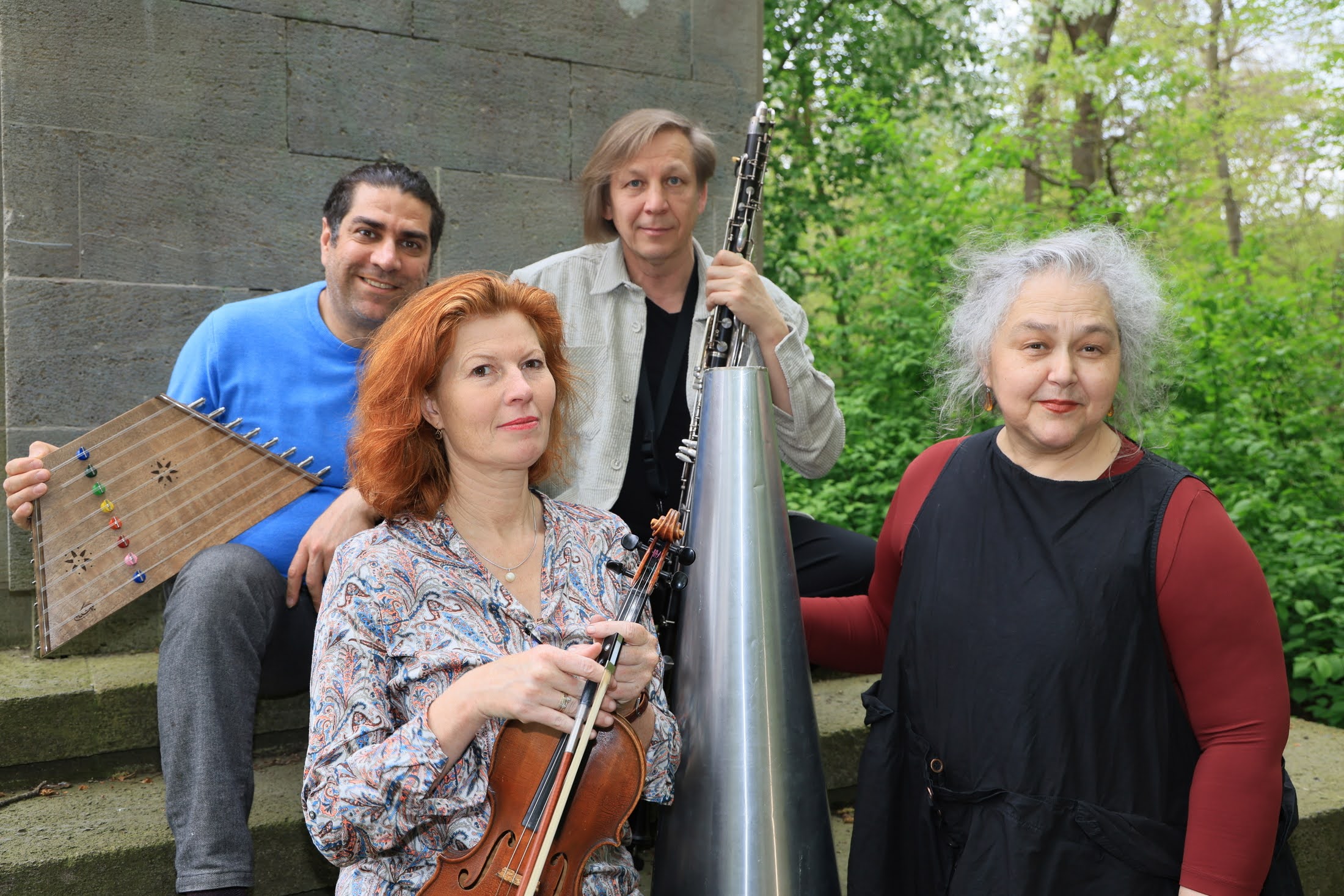 Im Hintergrund zwei Musiker mit Santur und Klarinette, im Vordergrund zwei Musikerinnen, eine davon mit Geige. Es ist das Ensemble Megaphon.