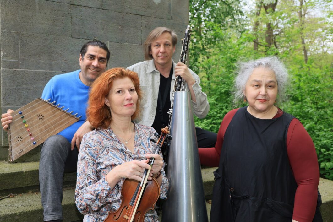 Im Hintergrund zwei Musiker mit Santur und Klarinette, im Vordergrund zwei Musikerinnen, eine davon mit Geige. Es ist das Ensemble Megaphon.