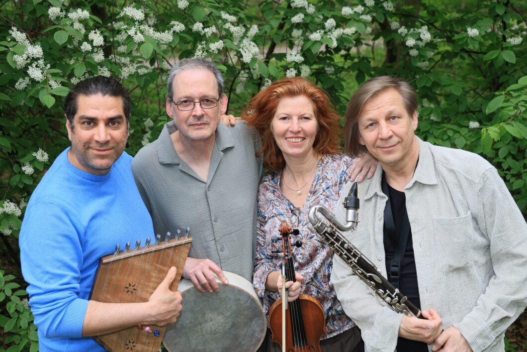 Drei Musiker und eine Musikerin des Ensemble Megaphon mit Instrumenten