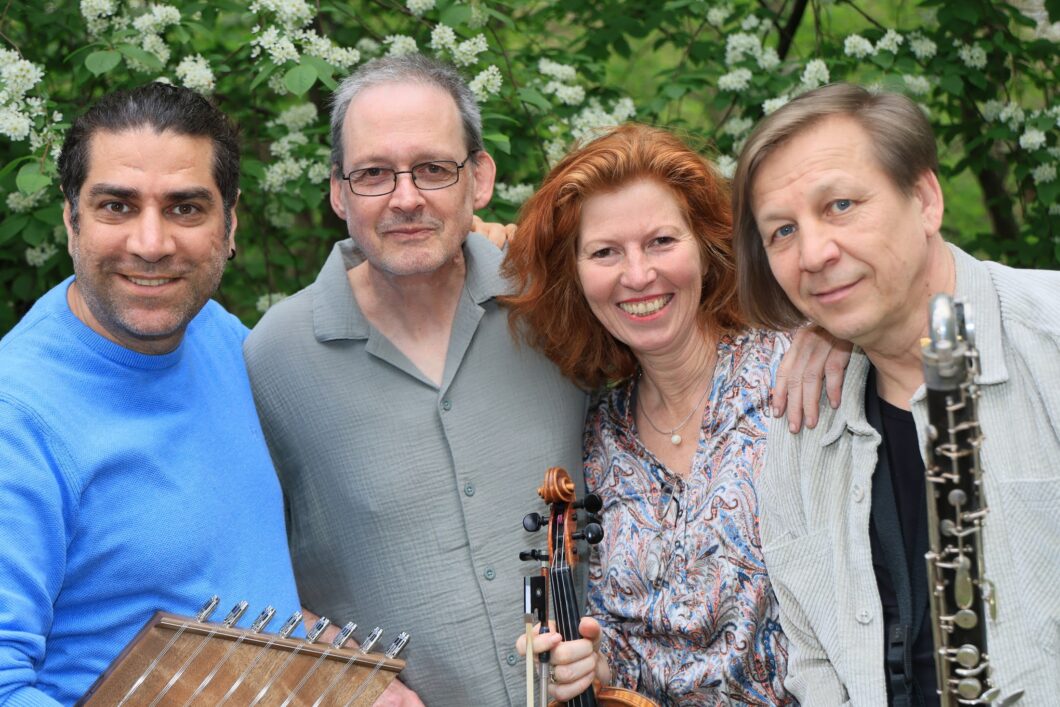 Drei Musiker und eine Musikerin des Ensemble Megaphon mit Instrumenten