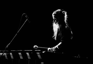 Schwarz-weiß-Fotografie der Percussionistin Katarzyna Kadłubowska