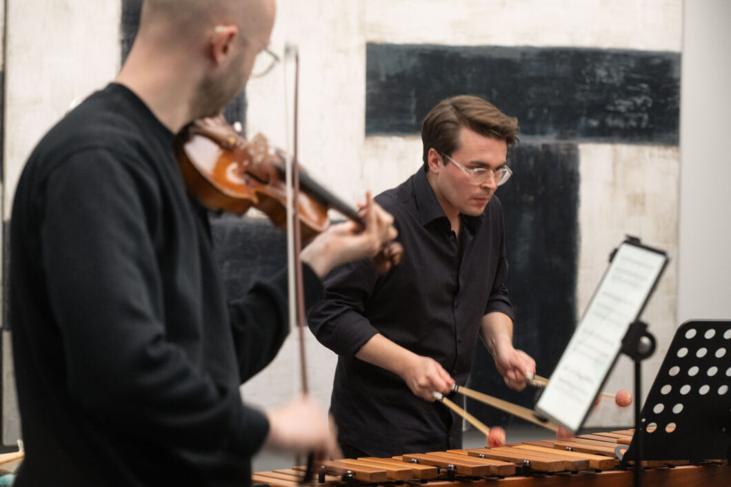 Ein Geiger und ein Vibraphonist spielen, es sind Musiker des treppenhausorchesters