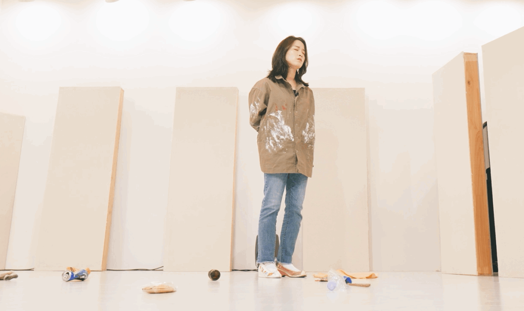 Eine junge Frau steht in einem hellen Raum: Sängerin Soohyun Moon.