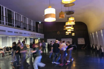 Menschen tanzen in einem Saal