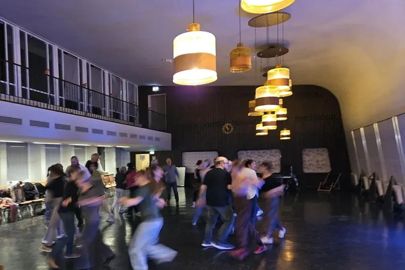 Menschen tanzen in einem Saal
