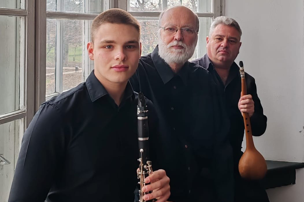 Ein junger Mann mit Klarinette und zwei ältere Männer, einer mit einem Instrument - es ist das Trio Signum.